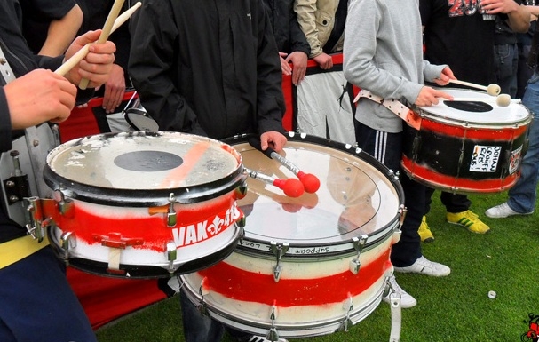 Wat voor drums gebruiken sfeervakken bij voetbal? - GoeieVraag