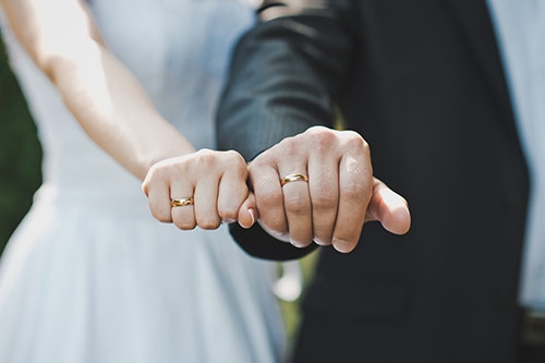 Uitrusting Mening zoeken Waarom dragen katholieken een trouwring aan de linkerhand en protestanten  hun trouwring aan de rechterhand? - GoeieVraag
