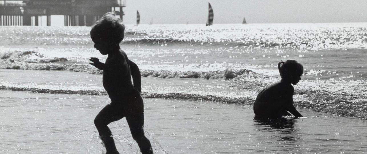 Spelende kinderen strand