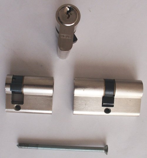 statisch Afkorting een vergoeding Hoe verwijder je een profielcylinder uit een deur als je er geen sleutel  (meer) van hebt ? - GoeieVraag