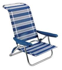 Waarom heeft een strandstoel kortere poten dan een gewone klapstoel? -
